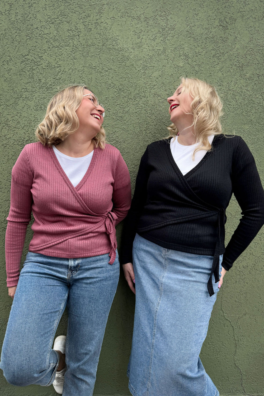 Mila ribbikietaisupusero marjapuuron ja mustan väreissä. Molemmilla koko M/L. Pusero on 100% merinovillaa ja ribbi on neulottu Suomessa, ommeltu Tampereella ja Oitissa.