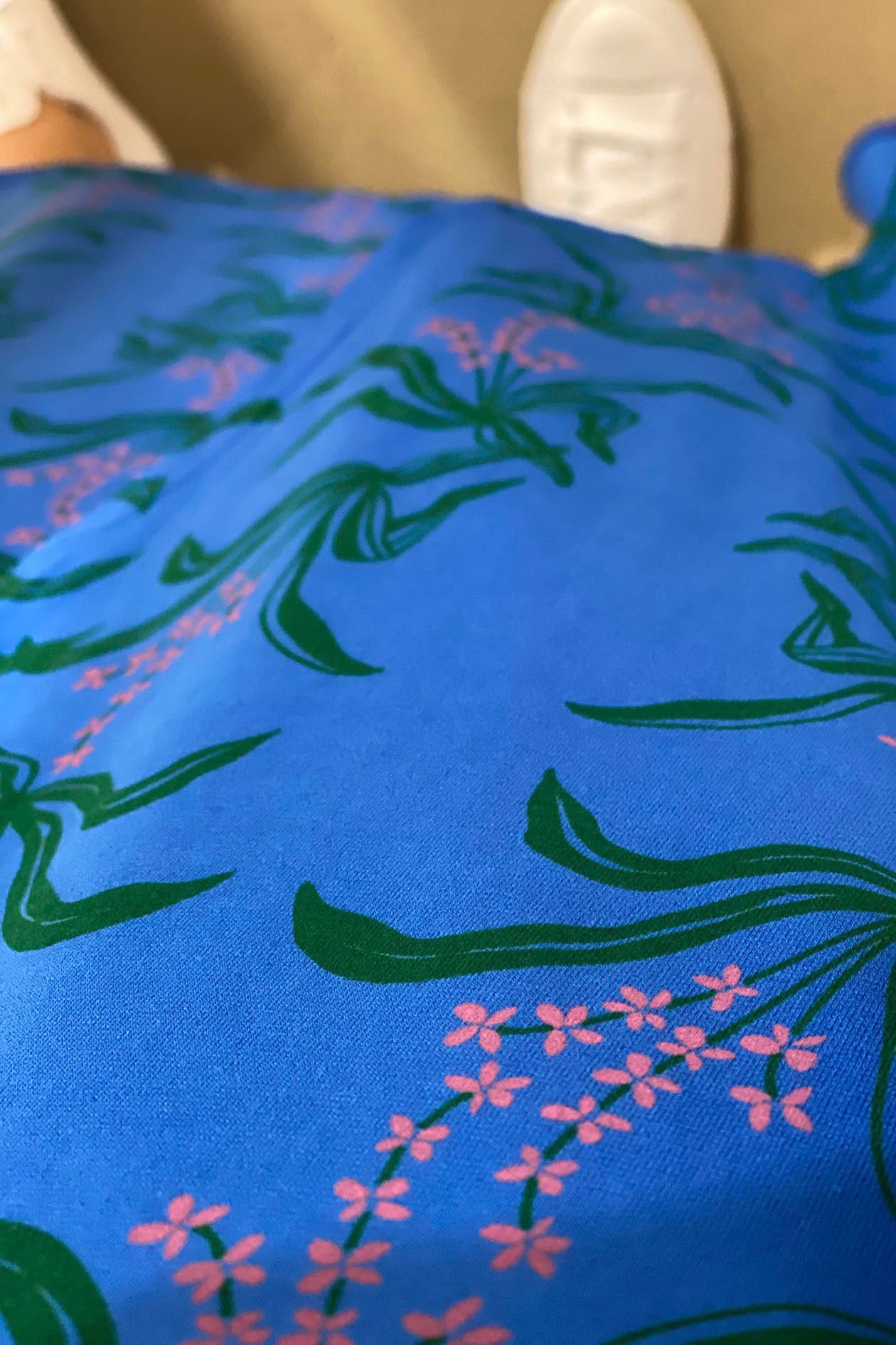 Laura-neuloskietaisumekko maxipituus Niityllä-kuosilla