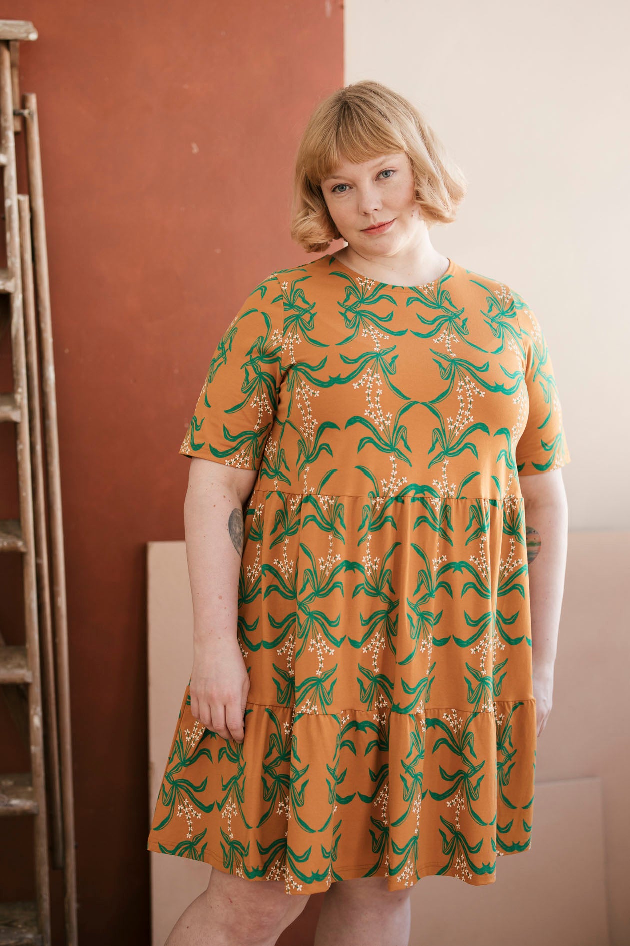 Vivianne-neulosmekko Niityllä-kuosilla