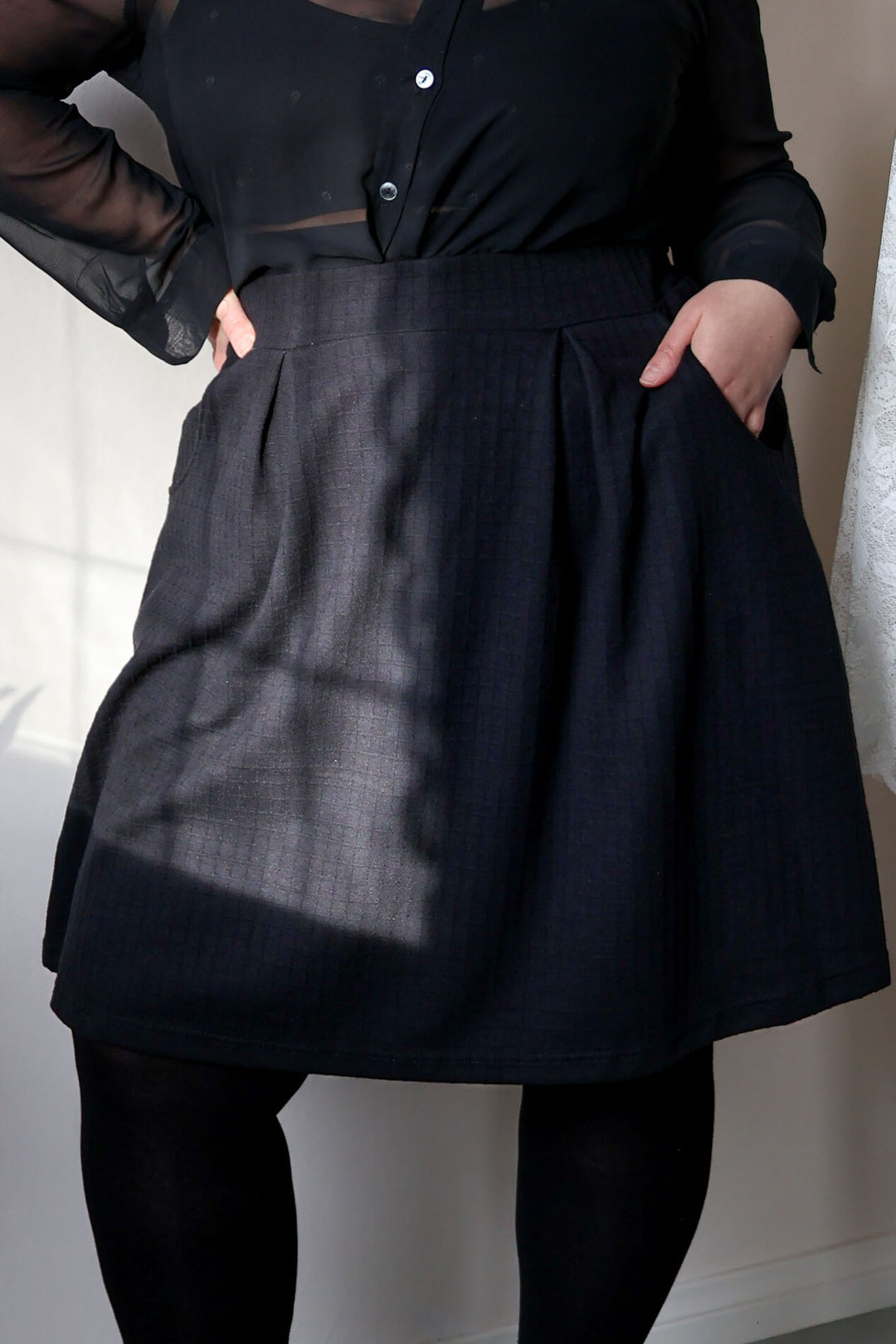 Lähikuva mustasta Armi-neuloshameesta. Kuvassa koko XXL.