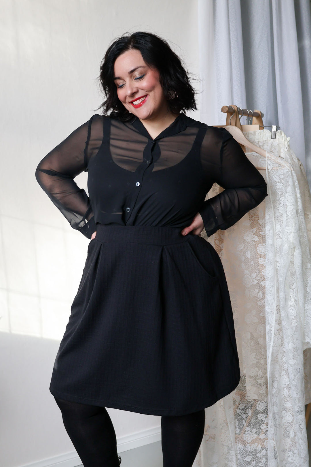 Musta Armi-neuloshame XXL-koossa. Hameessa on kauniit laskokset sekä taskut.