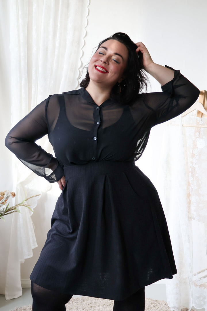 Musta Armi-neuloshame koossa XXL.