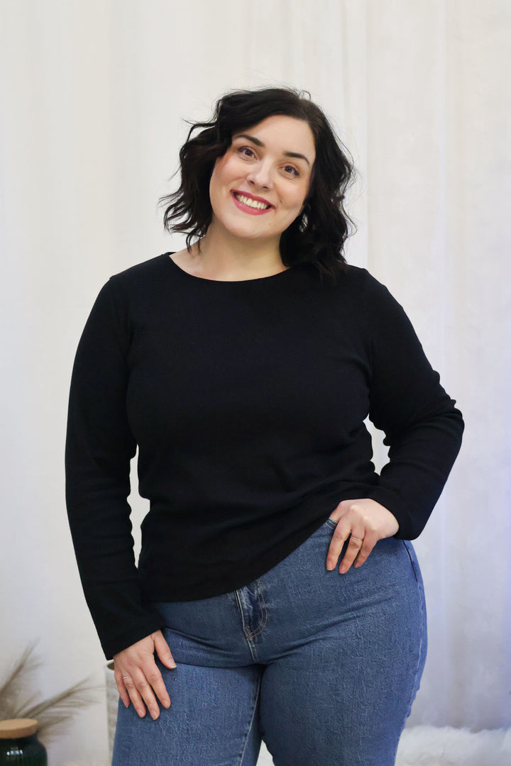 Pitkähihainen Jannika-t-paita on notkeaa interlock-neulosta.