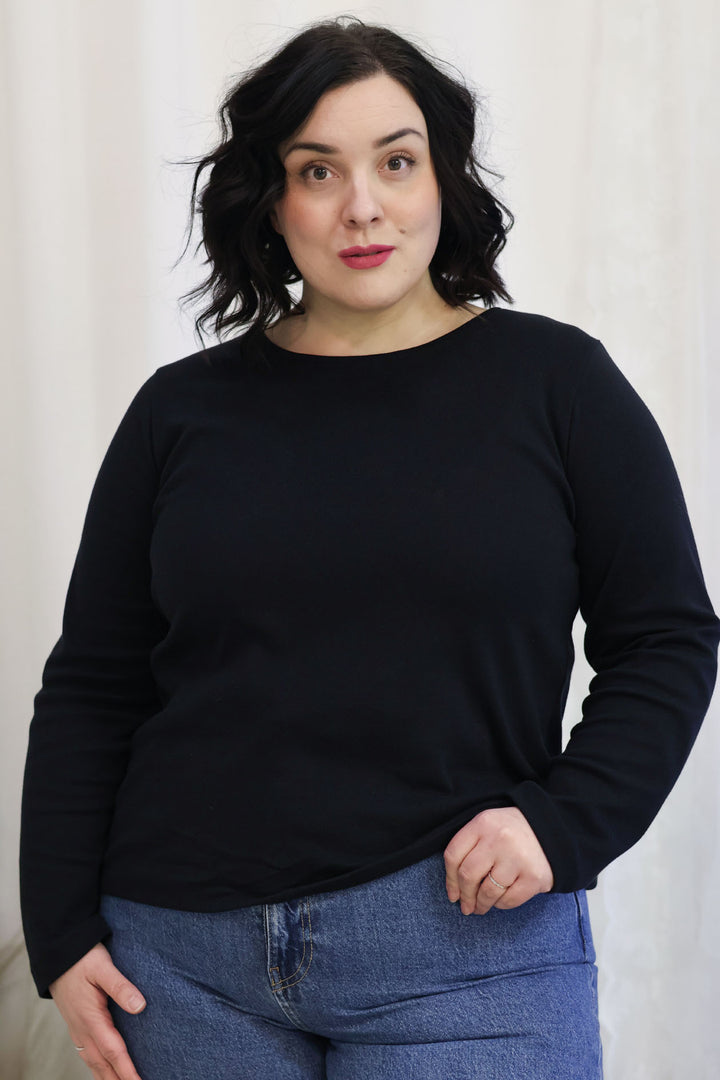 Jannika-paita koossa XL. Pitkähihaisessa paidassa on materiaalina puuvillainen interlock-neulos.