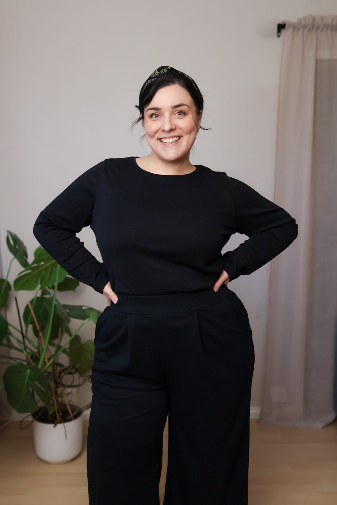 Pitkähihainen Jannika-paidan voi yhdistää korkeavyötäröisiin housuihin laittamalla helman housujen sisään.