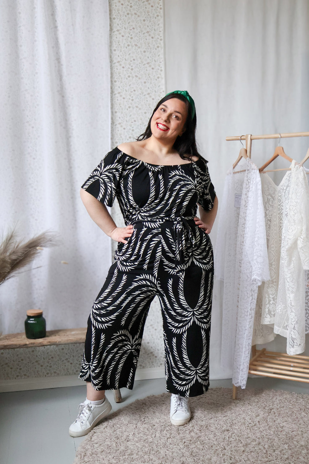Mustavalkoinen Jasmine-neuloshaalari Siivet-kuosilla koossa XXL. Vaate on tehty 100% Suomessa.