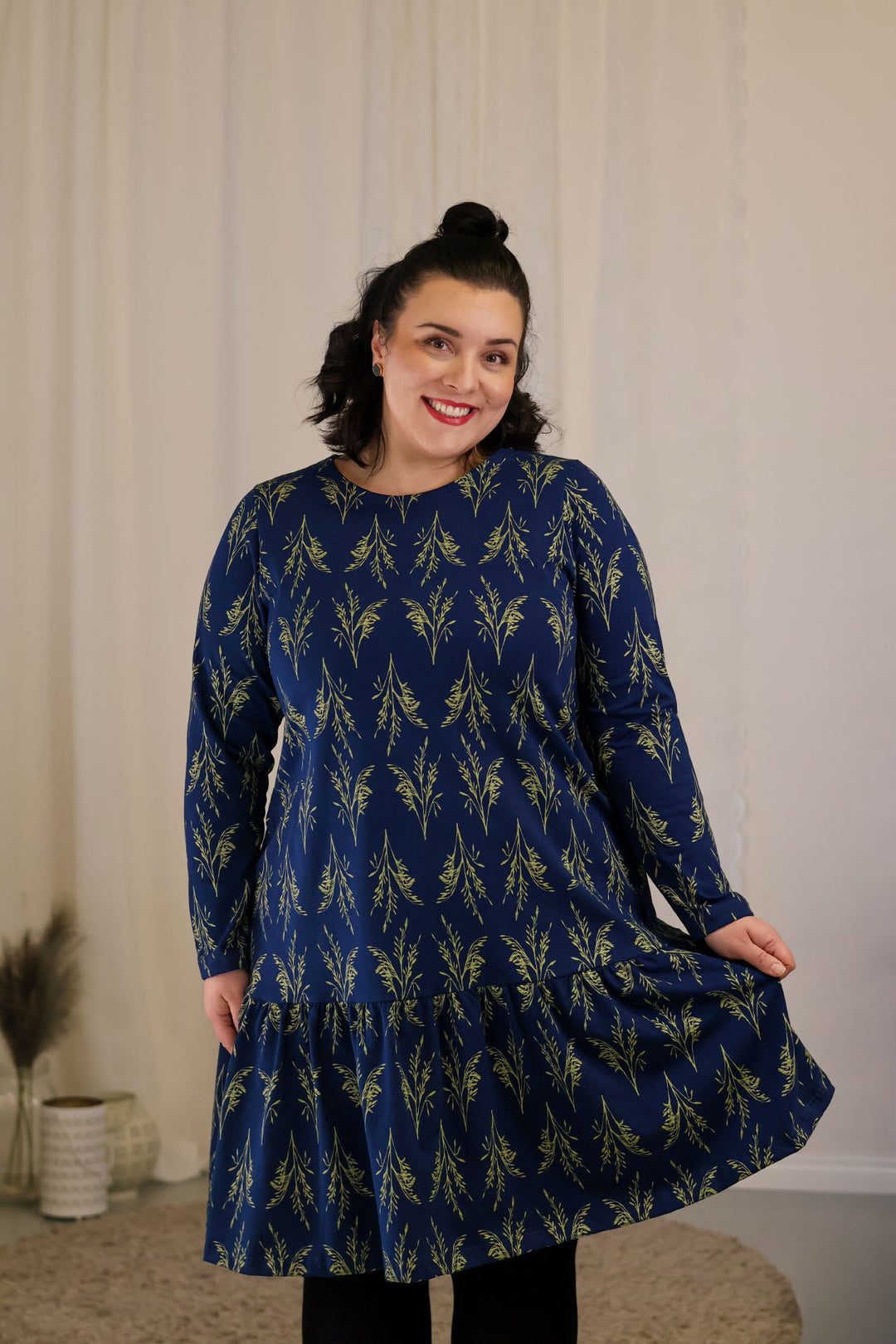 Juni-neulosmekko Vilja-kuosilla koossa XL. Mekossa on kaunis Maija Nuppulan suunnittelema Vilja-kuosi, taskut sekä poimuhelma.