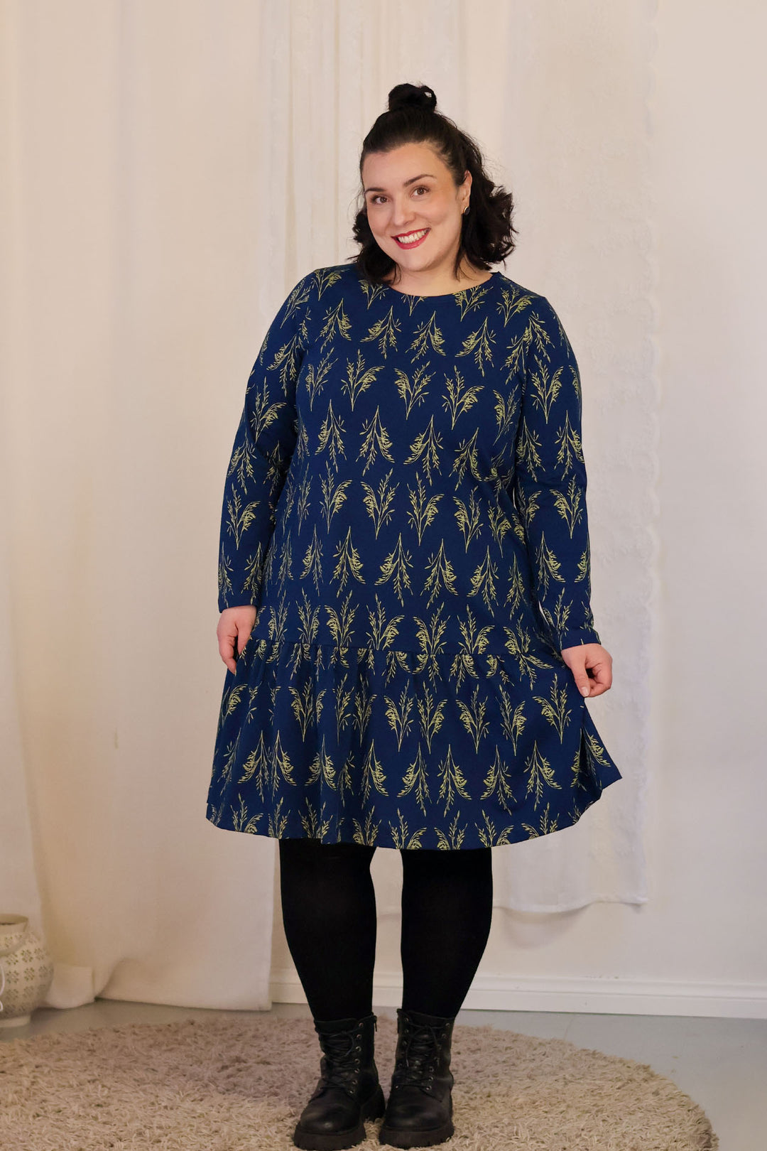 Tässä kauniissa a-linjaisessa mekossa on taskut sekä poimutettu helma. Mekko on valmistettu täysin Suomessa; materiaali on Orivedeltä, kuosi painettu Pälkäneellä ja ommeltu Tampereella.