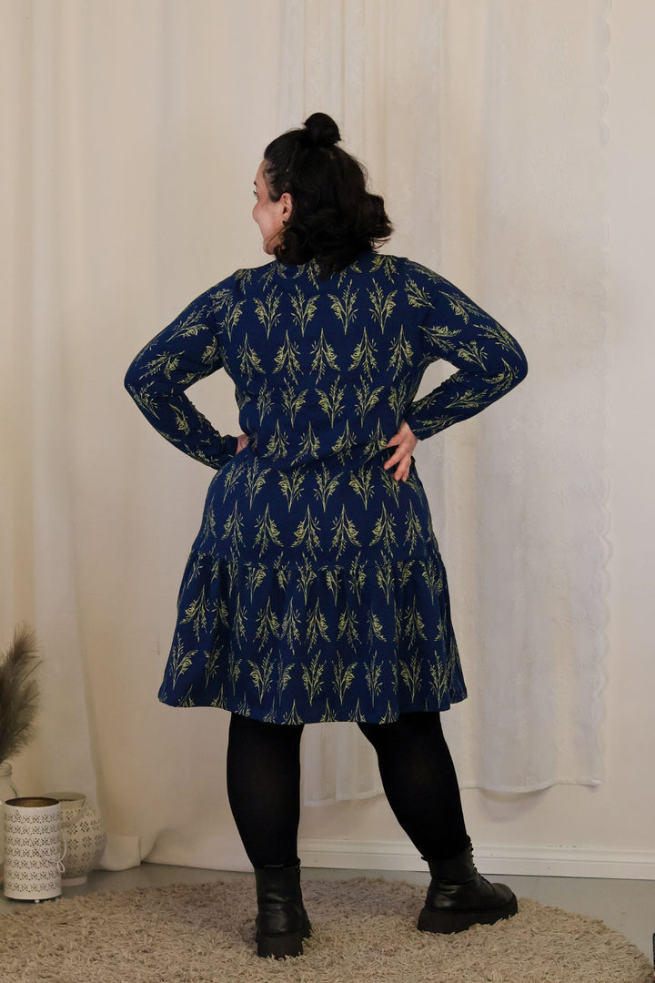 Juni-mekko takaa, koossa XL.