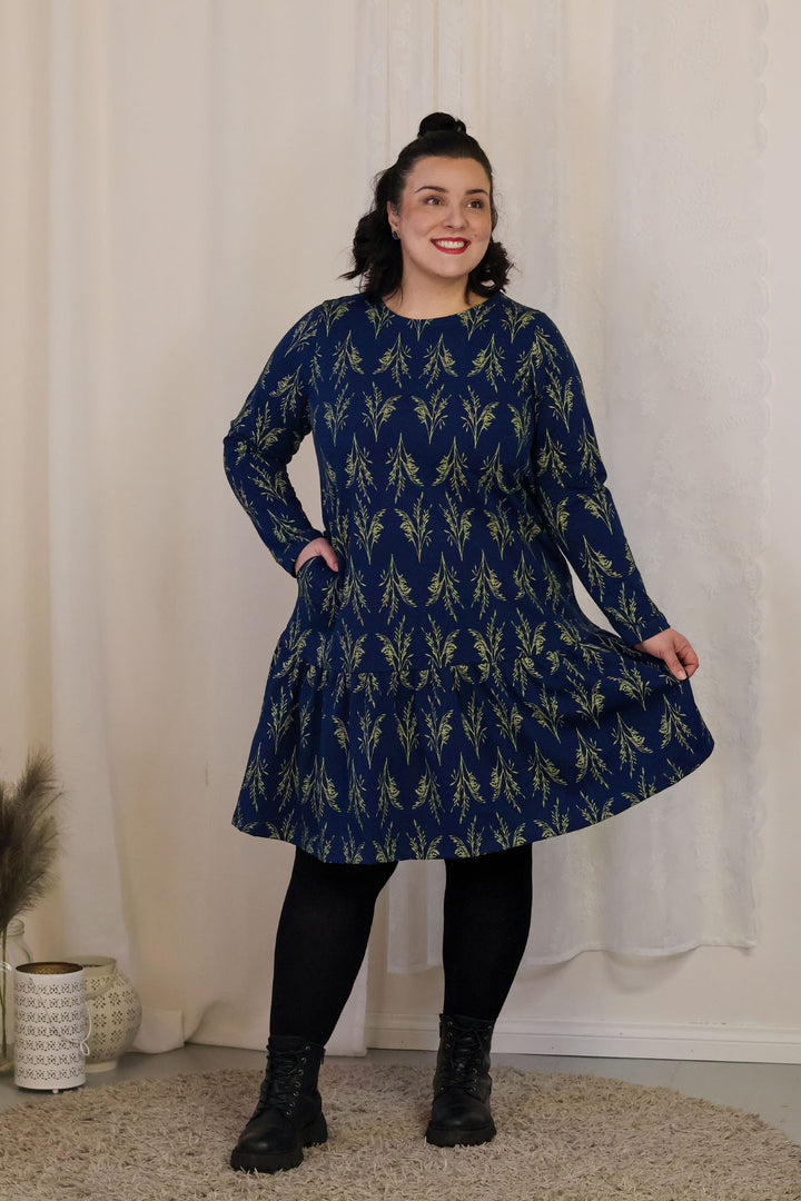 Juni-neulosmekko koossa XL. Mekko on a-linjainen ja se on täysin kotimainen. Mekossa on poimutettu helma sekä taskut.