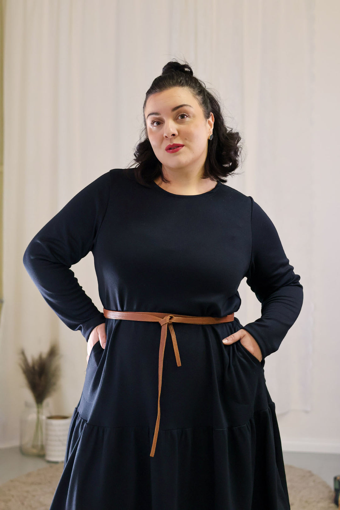 A-linjaisessa Juni-mekossa on tietysti myös taskut. Kuvassa stailattuna Kiedon kietaisuvyöllä. Mekossa on hauska rimpsuhelma. Tämäkin mekko on täysin Suomessa valmistettu!