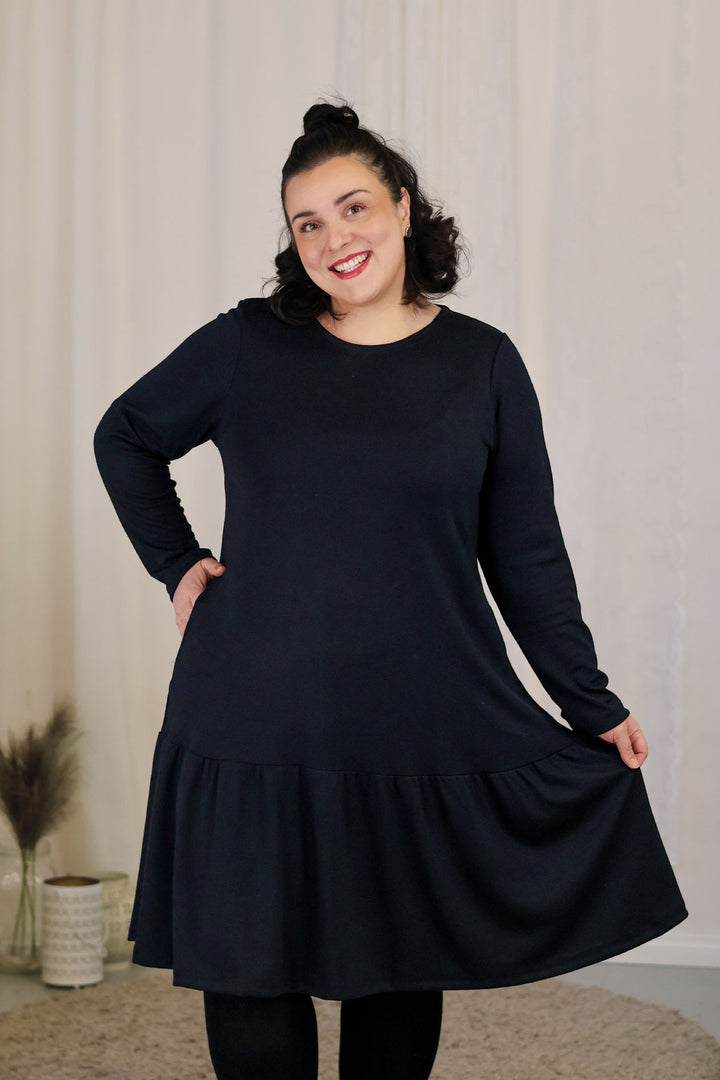 Musta Juni-neulosmekko koossa XL. Mekossa on ihana rimpsuhelma ja taskut.