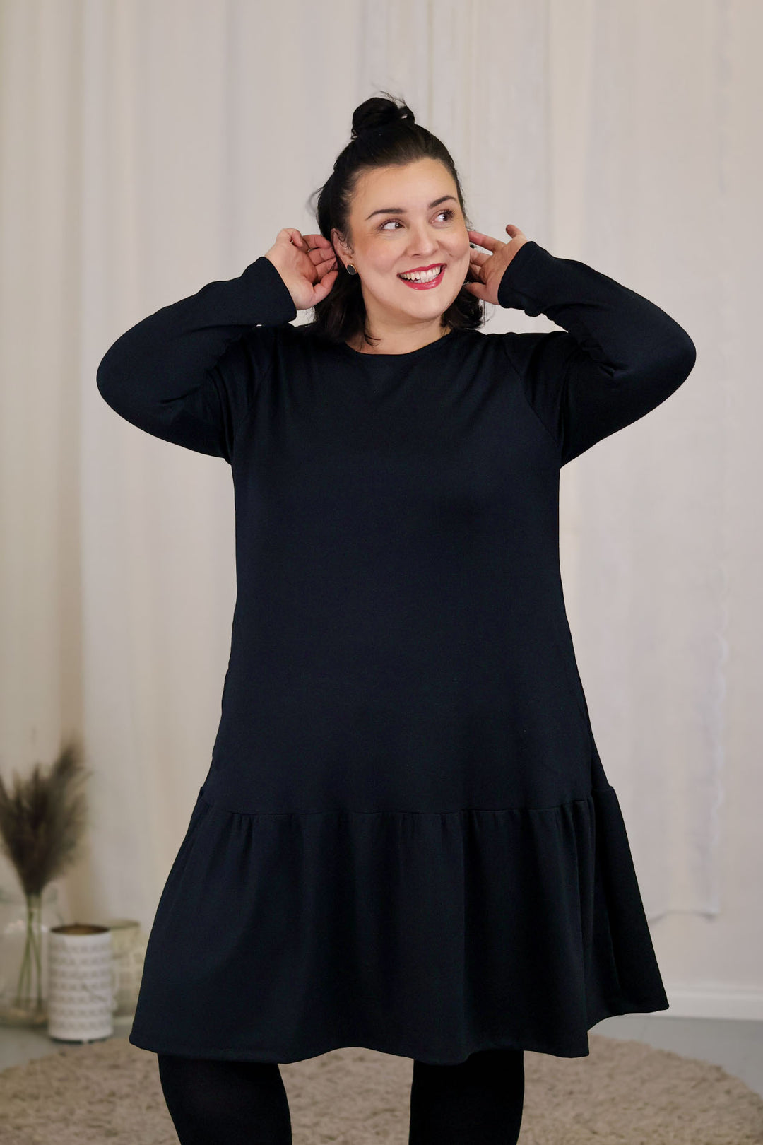 Täysin kotimainen, a-linjainen, väljä Juni-mekko sopii monelle. Kuvassa koko XL. Mekossa on kaunis rimpsuhelma sekä taskut. Materiaalina viskoosi.