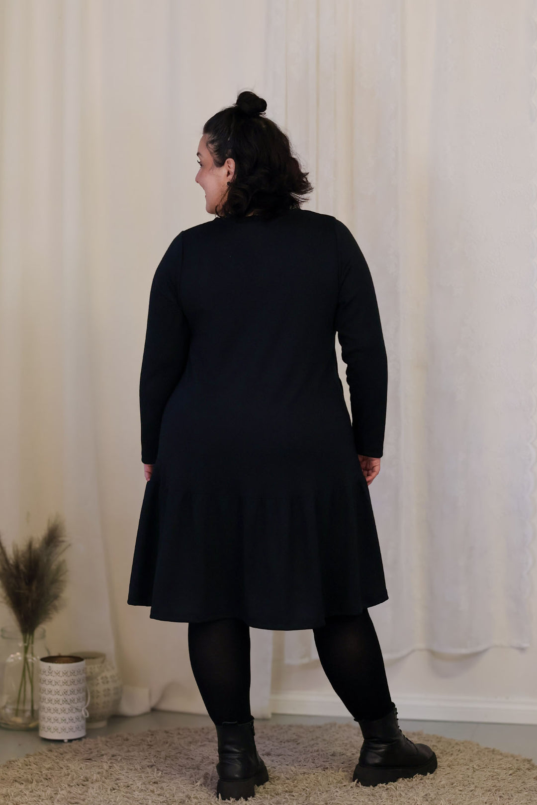 Musta Juni-mekko takaa, koossa XL.