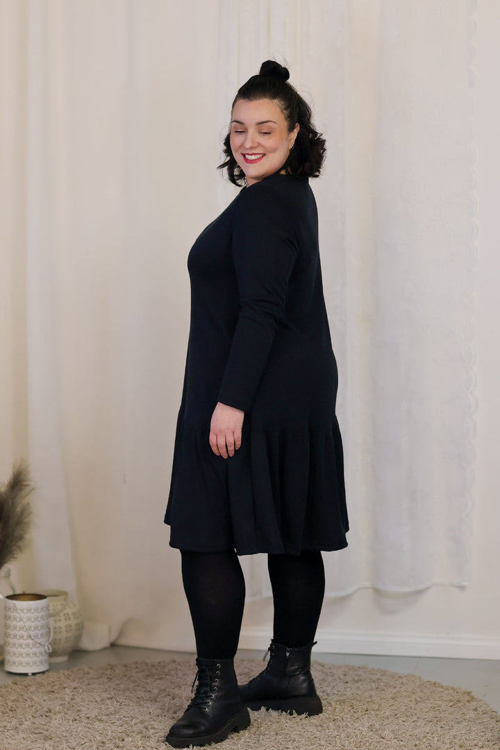 Musta Juni-mekko koossa XL.