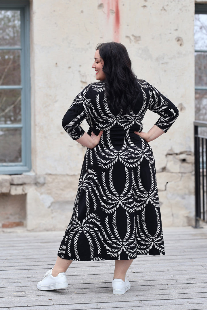 Mustavalkoinen Laura-kietaisumekko koossa XL. Mekossa on 3/4 pituiset hihat ja kaunis Siivet-kuosi. Mekko on 100% suomalainen.