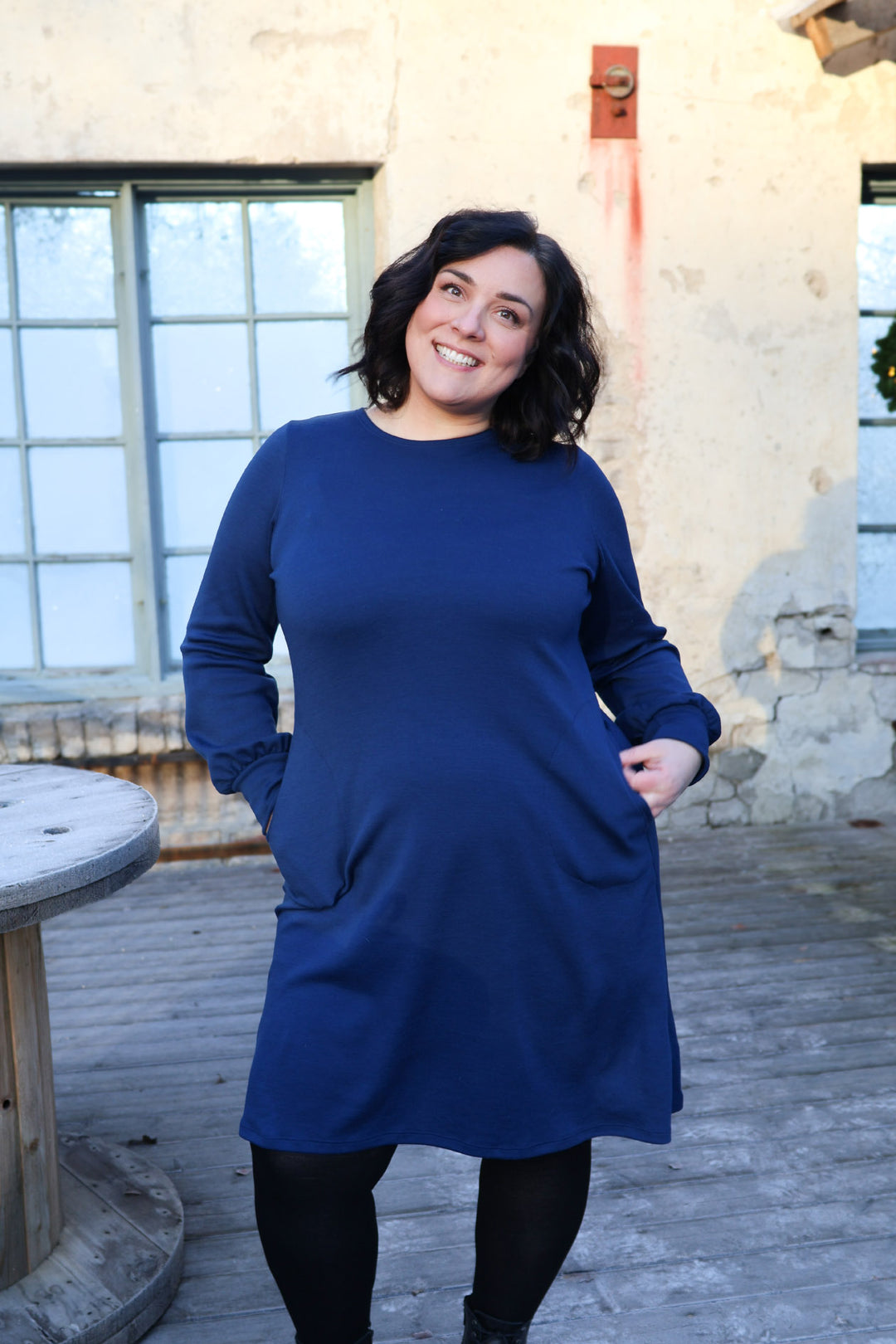 Tummansininen Liv-merinovillamekko on valmistettu Suomessa. Kuvassa koko L/XL.