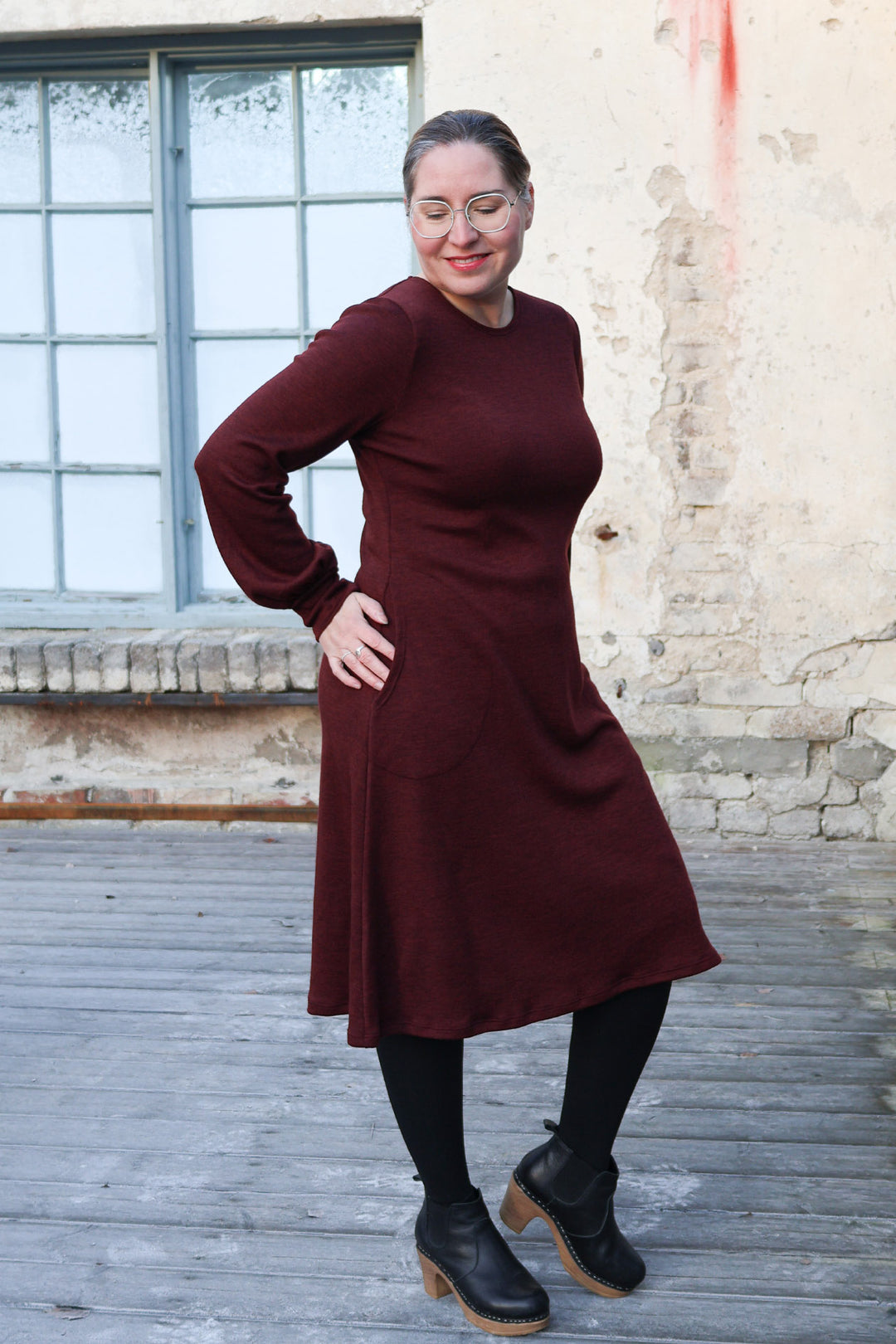 Ruskeanpunainen Liv-neulemekko koossa M/L. Mekossa on kaunis A-linja ja siinä on taskut.