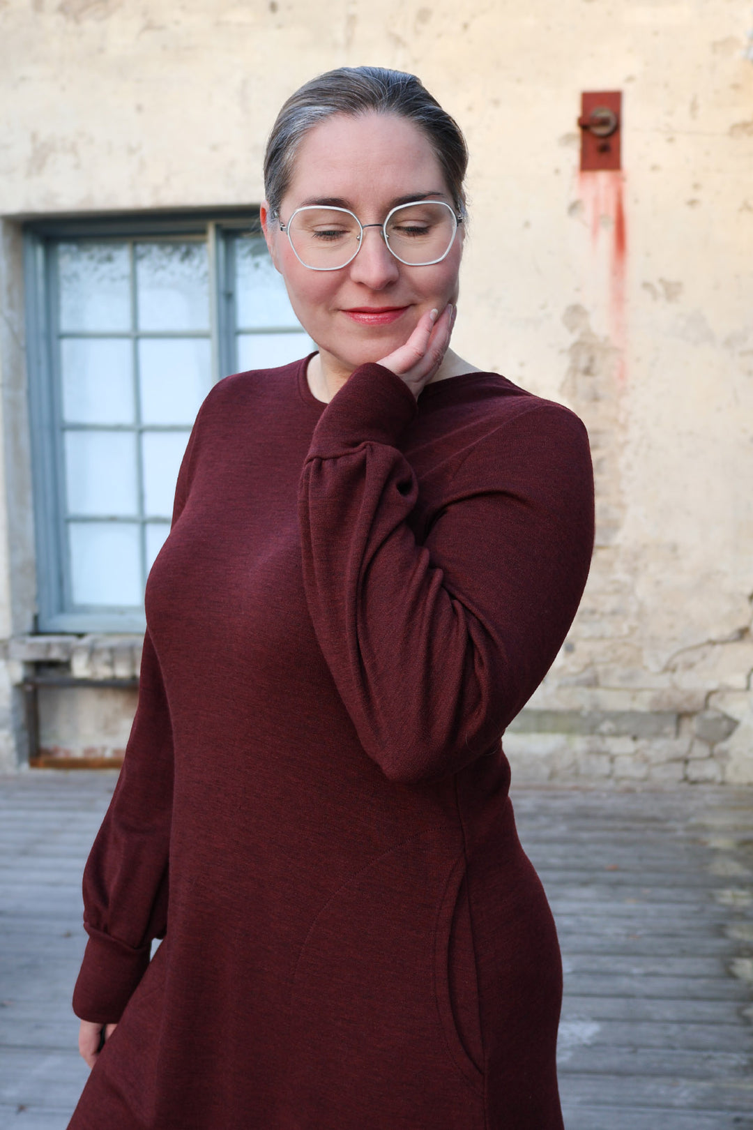 Ruskeanpunainen ja merinovillainen Liv-neulemekko koossa M/L.