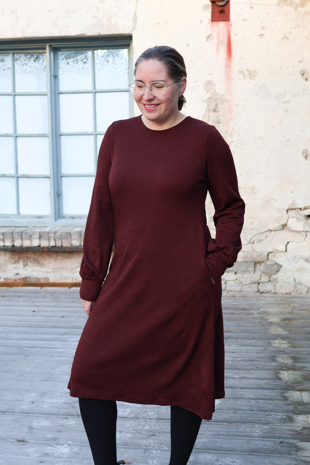 Ruskeanpunainen Liv-neulemekko on 100% merinovillaa. Mekko on A-linjainen ja sopii monelle.