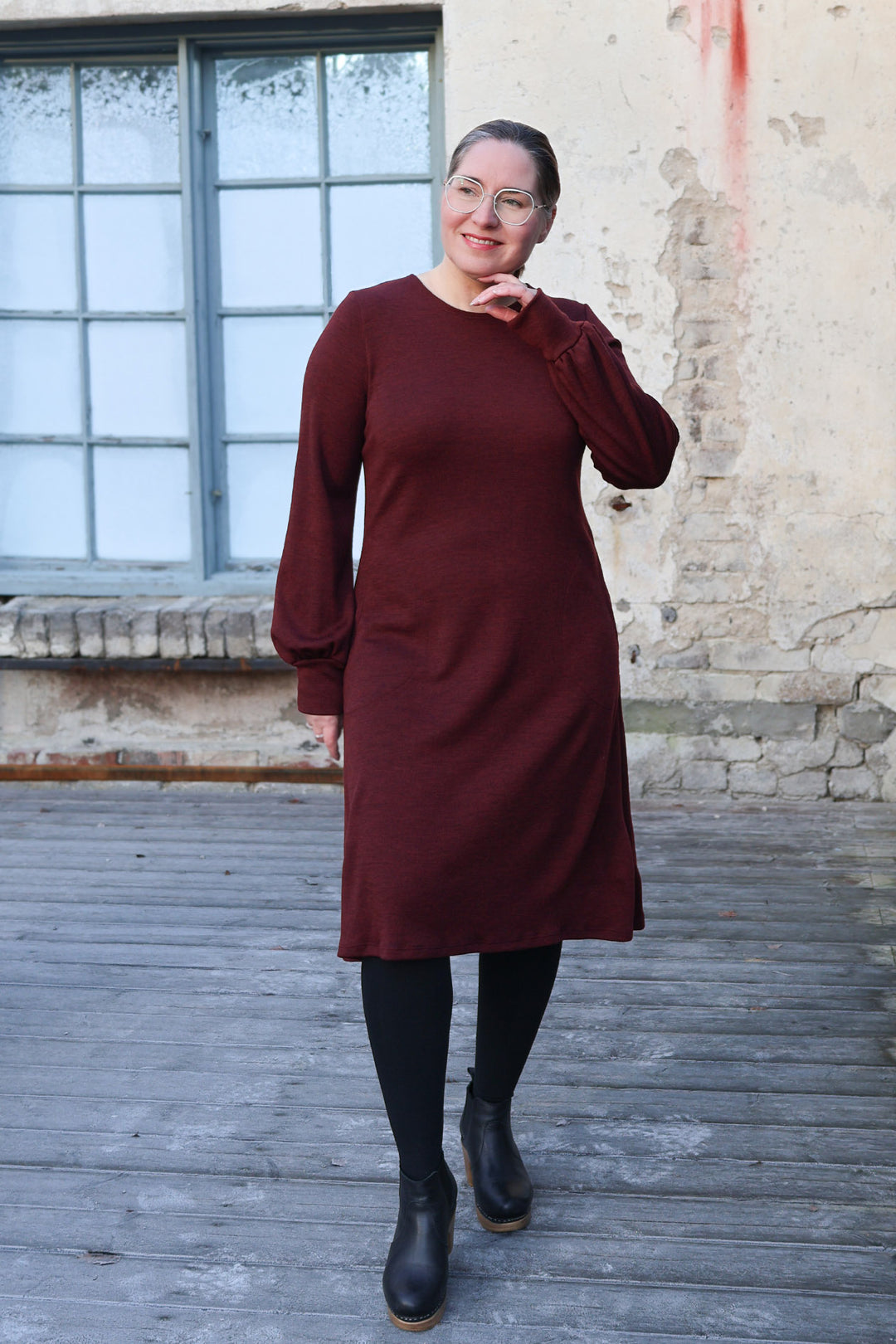 Liv-neulemekko on 100% merinovillaa. Kuvassa koko M/L.