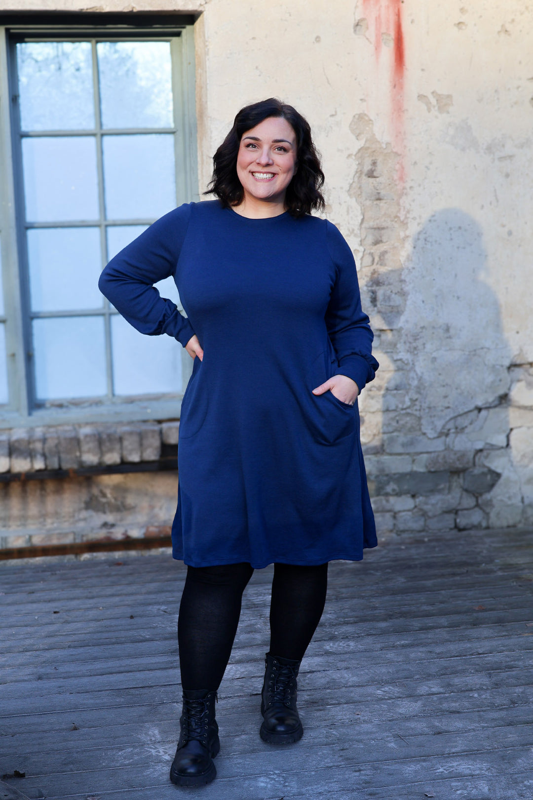 Tummansininen Liv-neulemekko koossa L/XL. Mekossa on taskut ja kauniit hihat. Mekko on 100% merinovillaa.