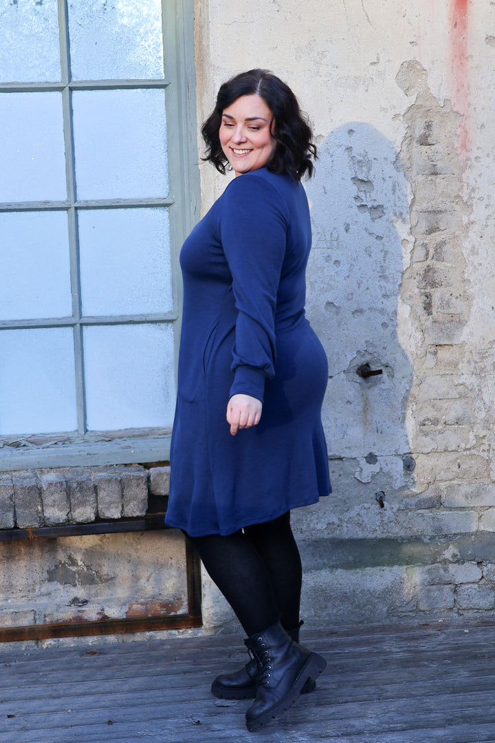 Tummansininen, merinovillainen Liv-neulemekko koossa L/XL.