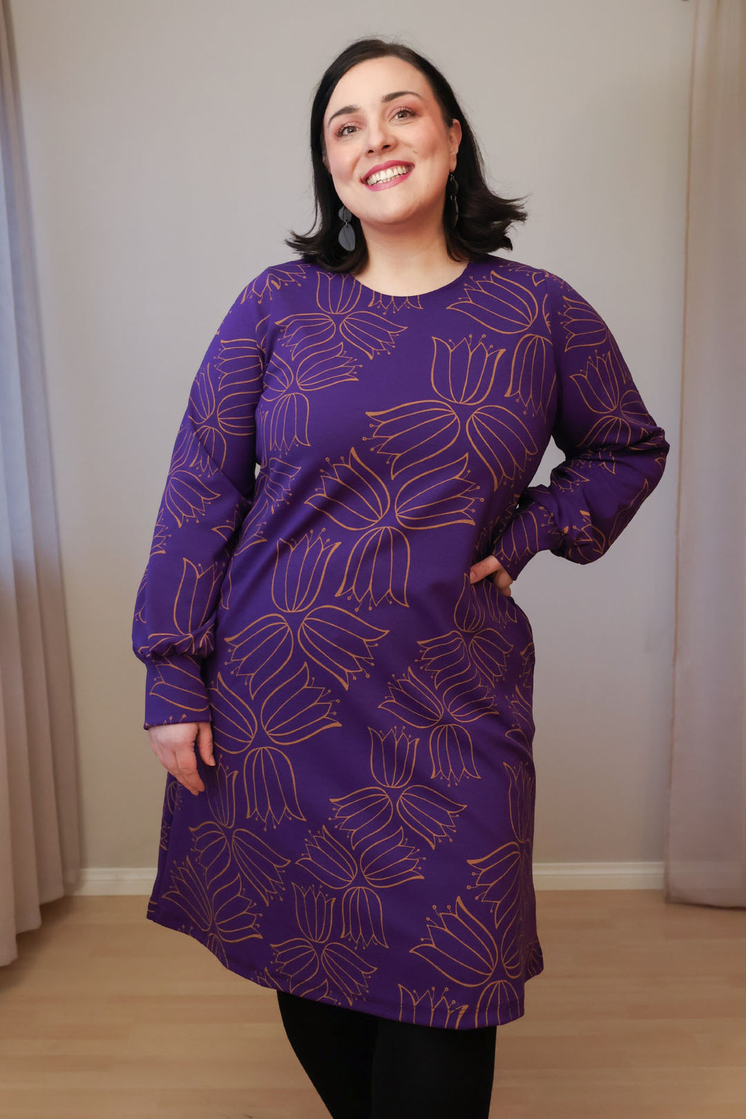 Liv-neulosmekko Kissankello-kuosilla koossa XXL. 