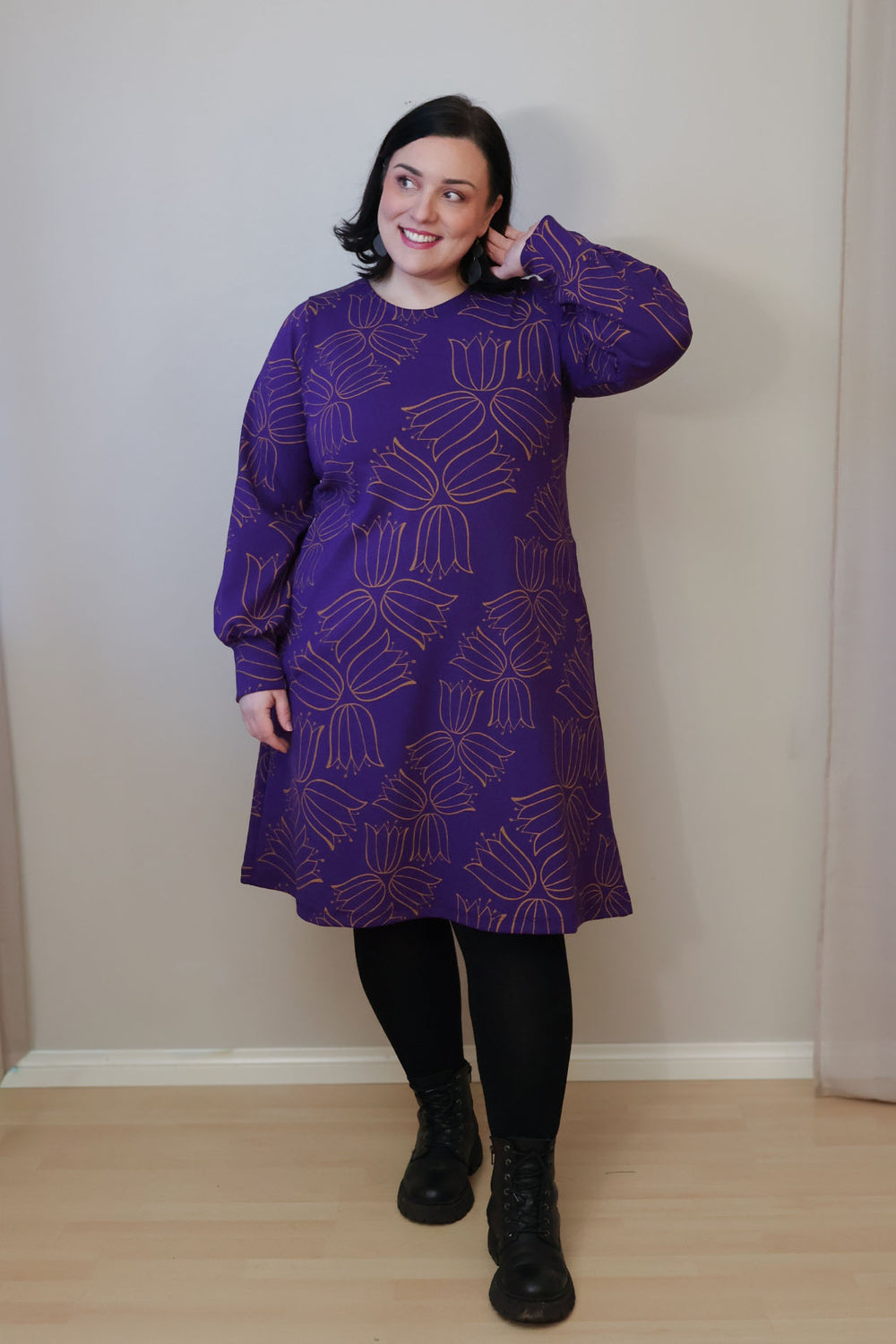 Liv-neulosmekko on valmistettu kokonaan Suomessa. Materiaali on valmistettu Orivedellä, kuosi painettu Pälkäneellä ja ommeltu Tampereella.