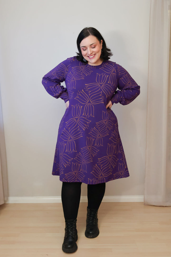 Kissankello-kuosinen Liv-neulosmekko koossa XXL. Mekossa on taskut.