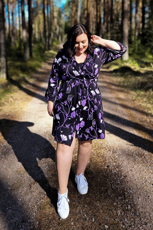 Lucy-kimono Salainen puutarha-kuosilla koossa L/XL.