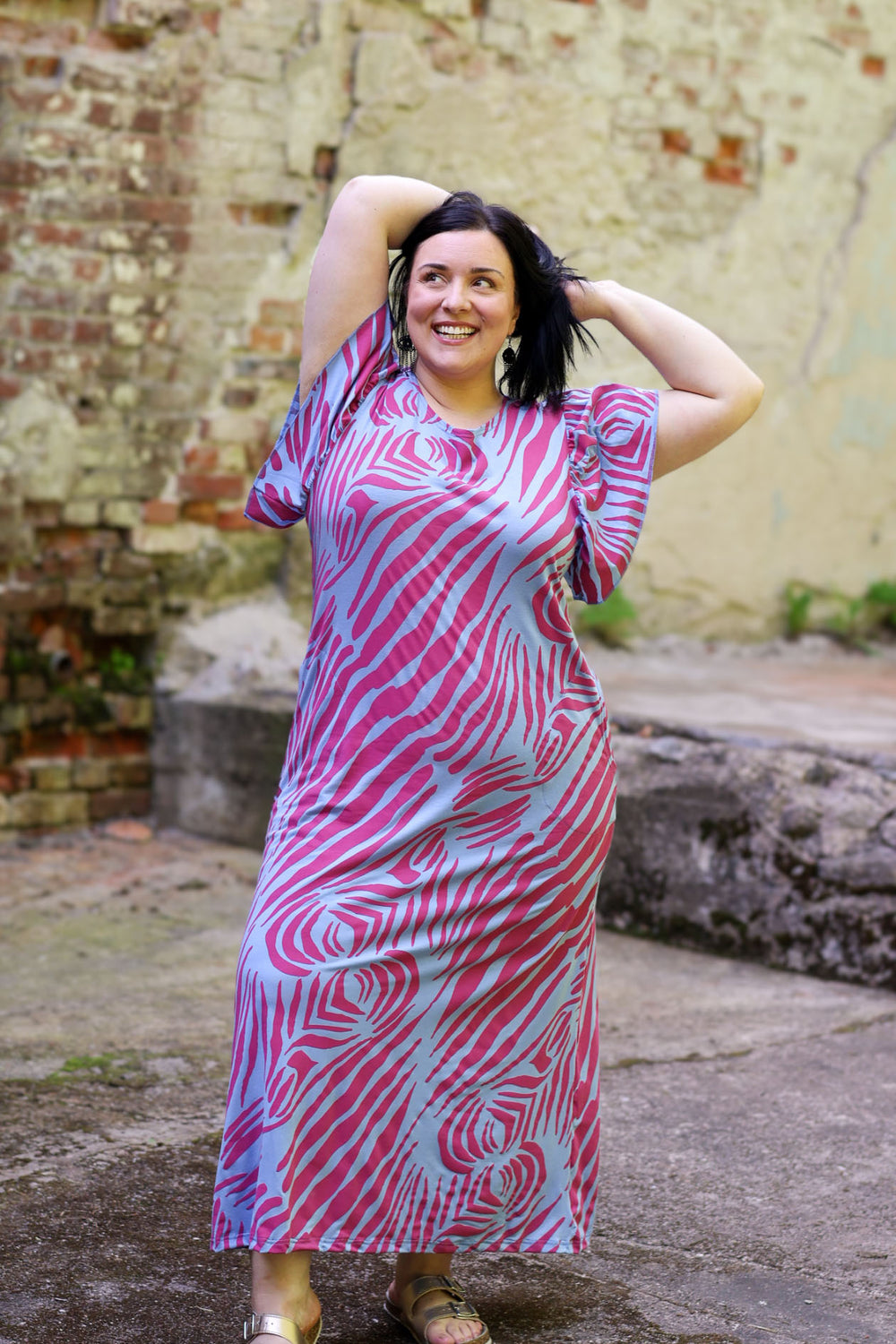 Miina-maxineulosmekko koossa XXL. Mekossa on ihanat perhosmaiset hihat sekä suosittu Savanni-kuosi.