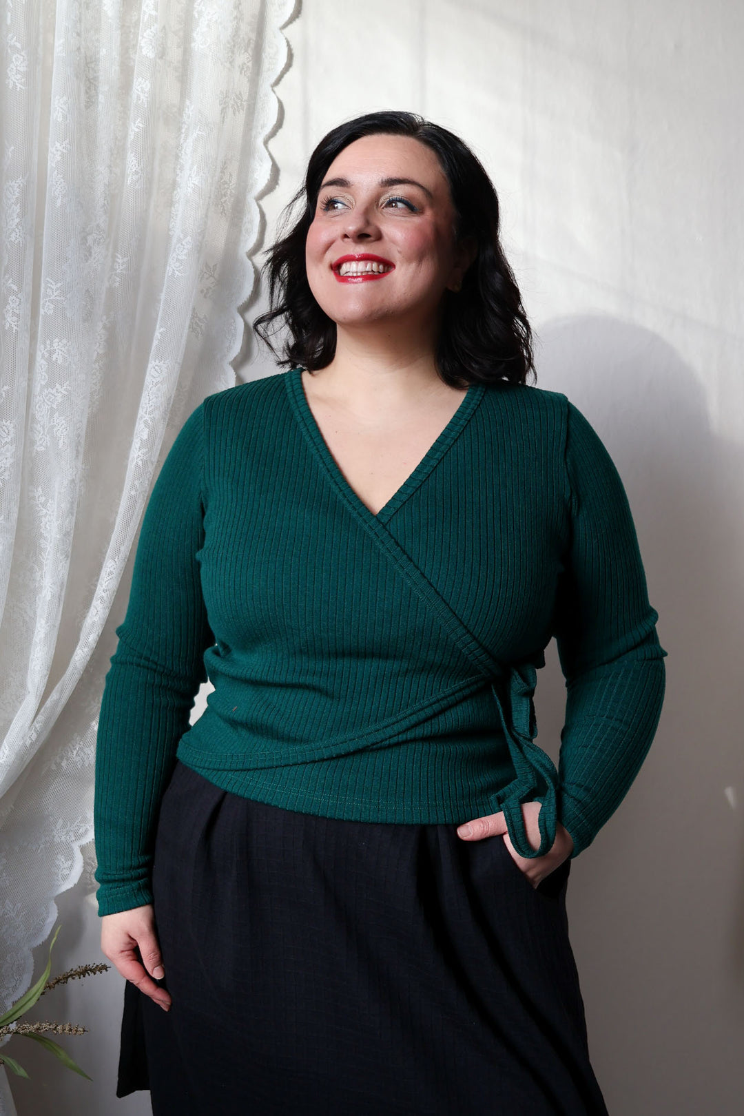 Mila-kietaisupusero on 100% Suomessa neulottua merinovillaribbiä. Kuvassa vihreä pusero koossa L/XL.