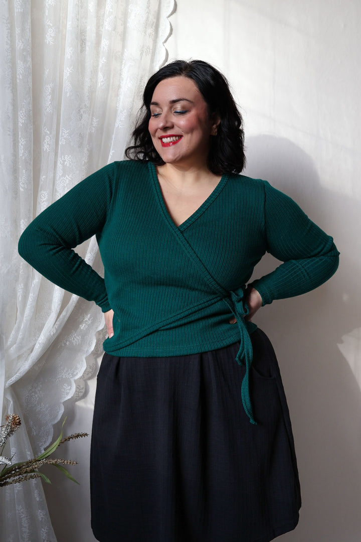 Suomessa valmistettu merinovillakietaisupusero. Kuvassa vihreä kietaisupaita koossa  L/XL.