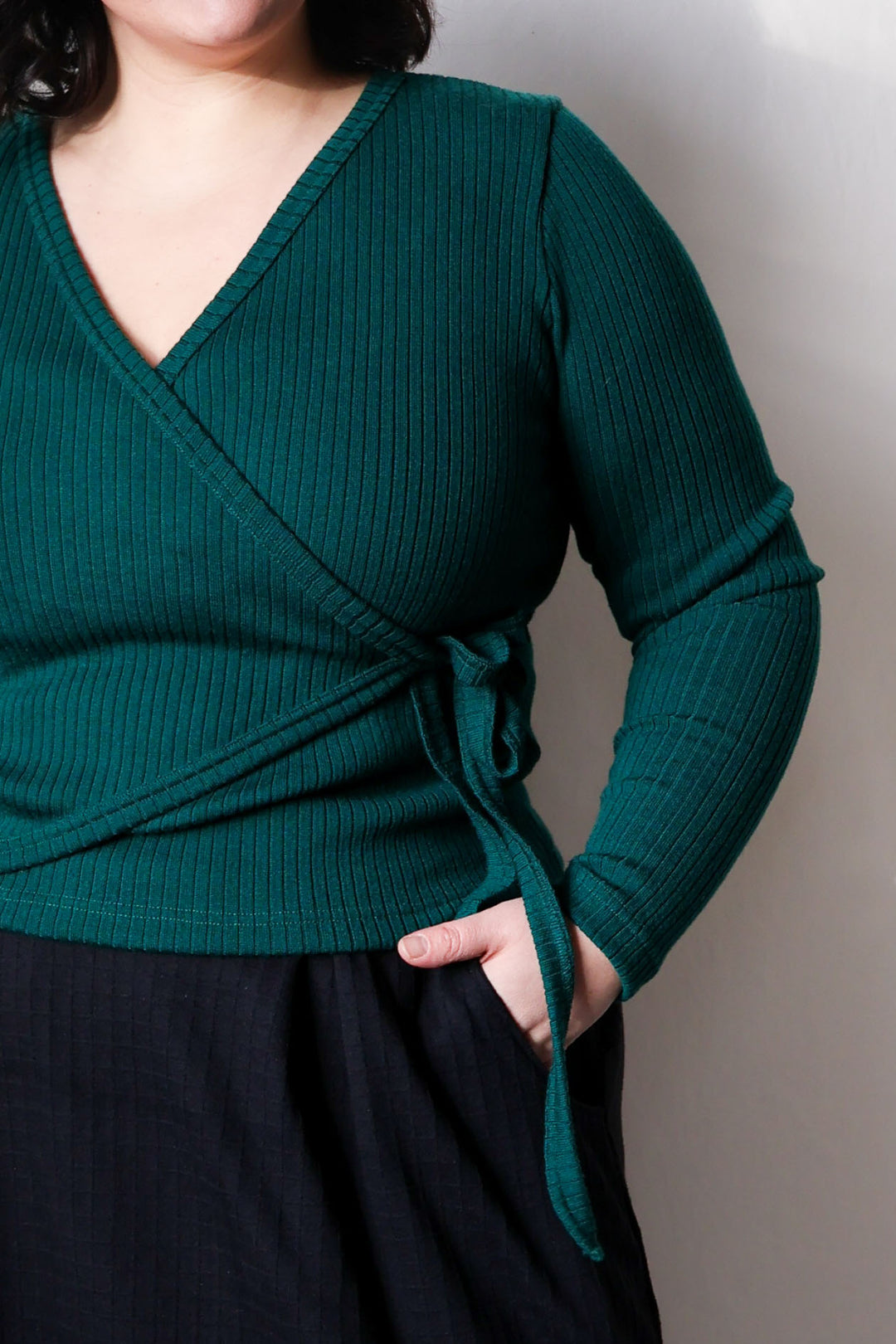 Vihreä Mila-kietaisupusero koossa L/XL. Kietaisupaidan alapala on ommeltu kiinni eli paita ei pääse kokonaan aukeamaan.